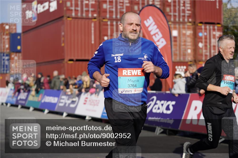 03.10.2025 - Köhlbrandbrückenlauf Michael Burmester http://msf.ph/oto/9002952 03.10.2025 10:06:03 Ziel 1199, 1255, 1299, 1333, 1352, 1356, 1397, 1445, 1505, 3764 meine-sportfotos.de