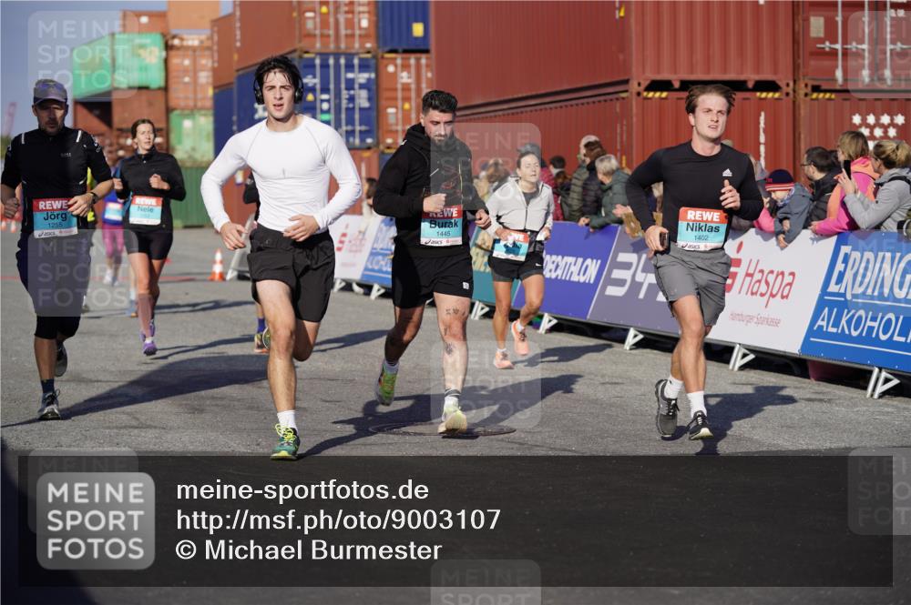 03.10.2025 - Köhlbrandbrückenlauf Michael Burmester http://msf.ph/oto/9003107 03.10.2025 10:06:09 Ziel 1100, 1152, 1199, 1255, 1299, 1402, 1445, 3228, 3233, 3492, 3563, 3625 meine-sportfotos.de