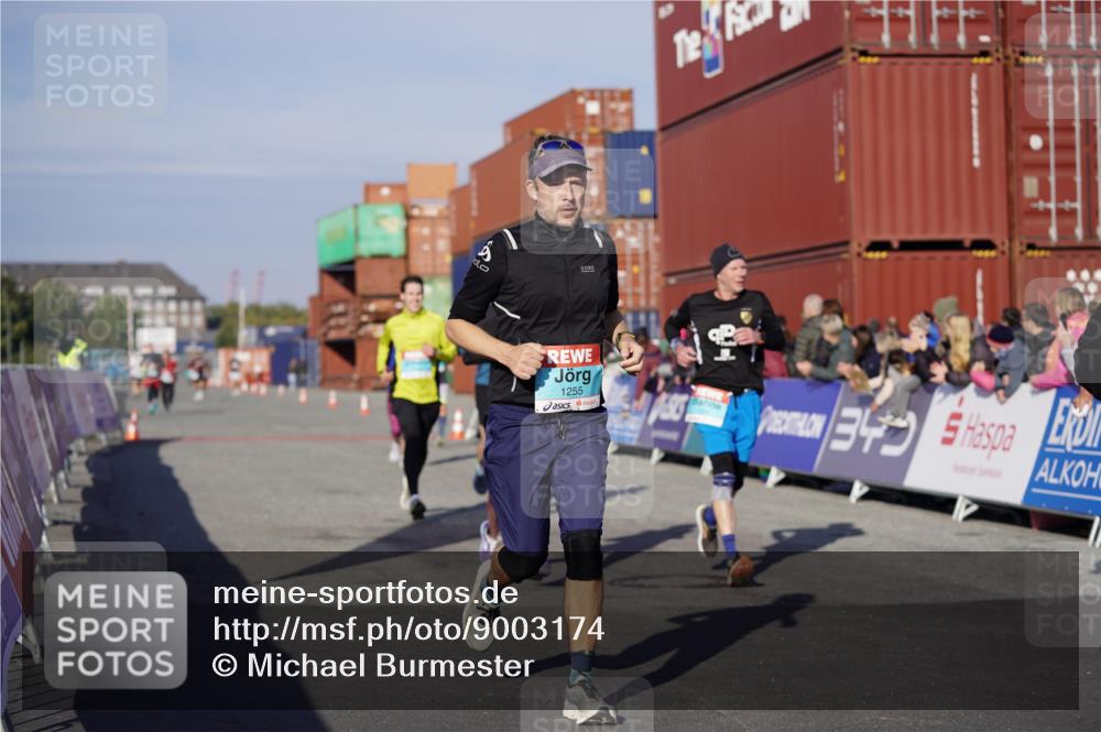 03.10.2025 - Köhlbrandbrückenlauf Michael Burmester http://msf.ph/oto/9003174 03.10.2025 10:06:11 Ziel 1100, 1152, 1255, 1299, 1402, 1445, 3228, 3233, 3492, 3563, 3625, 3656 meine-sportfotos.de