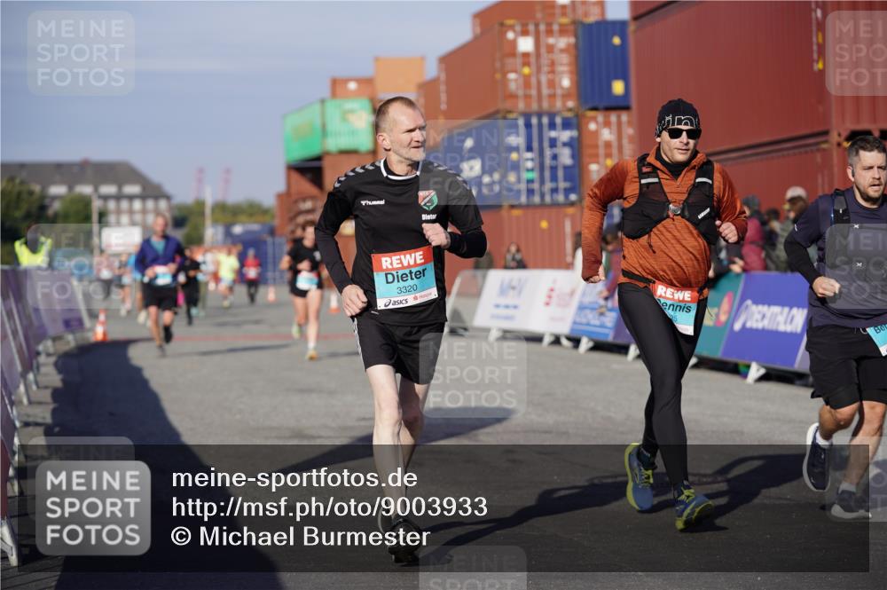 03.10.2025 - Köhlbrandbrückenlauf Michael Burmester http://msf.ph/oto/9003933 03.10.2025 10:06:50 Ziel 1125, 1412, 1449, 1559, 1582, 1680, 2716, 3320, 3341 meine-sportfotos.de