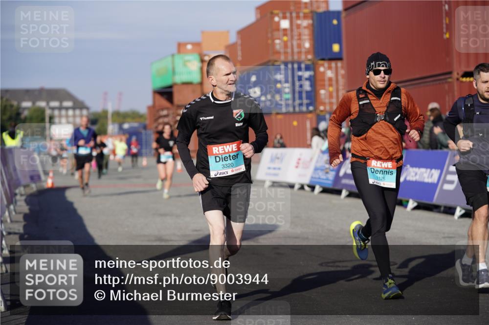 03.10.2025 - Köhlbrandbrückenlauf Michael Burmester http://msf.ph/oto/9003944 03.10.2025 10:06:50 Ziel 1125, 1412, 1449, 1559, 1582, 1680, 2716, 3320, 3341 meine-sportfotos.de