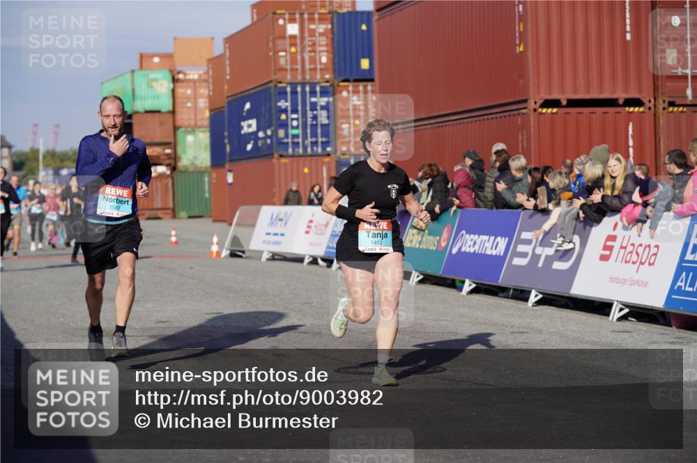 03.10.2025 - Köhlbrandbrückenlauf Michael Burmester http://msf.ph/oto/9003982 03.10.2025 10:06:54 Ziel 1125, 1301, 1412, 1559, 1582, 1680, 2716, 3320, 3341 meine-sportfotos.de