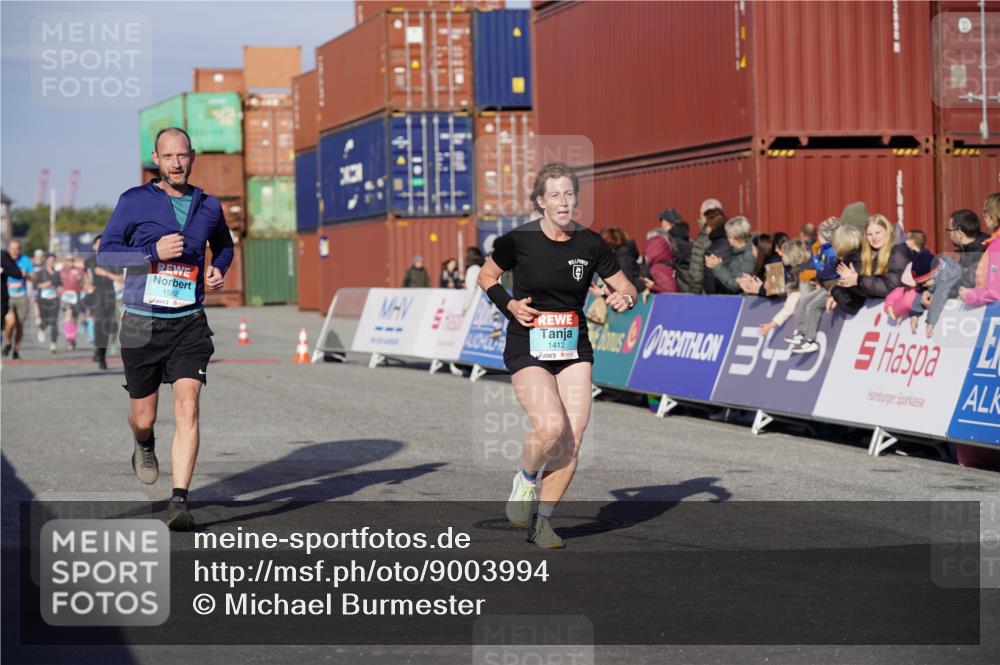 03.10.2025 - Köhlbrandbrückenlauf Michael Burmester http://msf.ph/oto/9003994 03.10.2025 10:06:54 Ziel 1125, 1301, 1412, 1559, 1582, 1680, 2716, 3320, 3341 meine-sportfotos.de