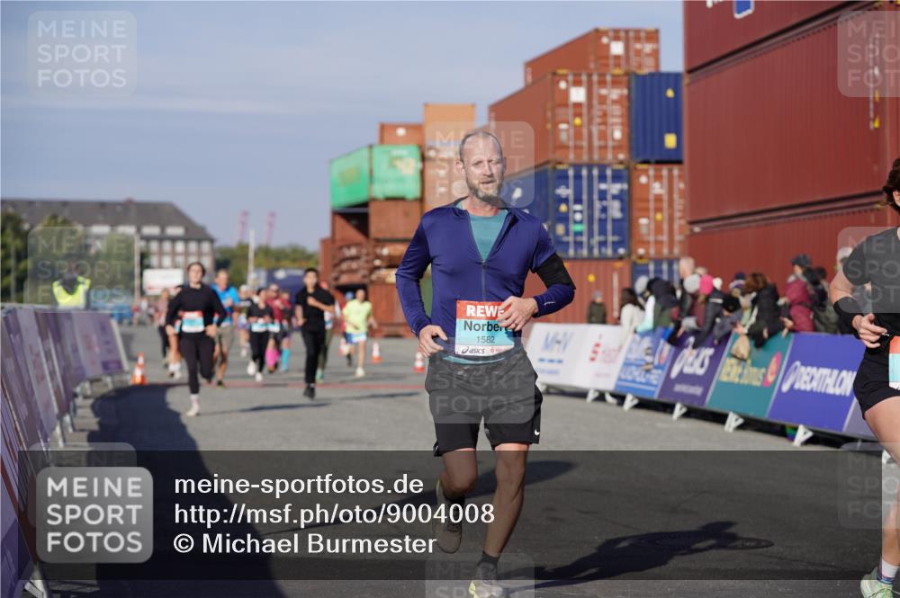 03.10.2025 - Köhlbrandbrückenlauf Michael Burmester http://msf.ph/oto/9004008 03.10.2025 10:06:55 Ziel 1125, 1301, 1412, 1559, 1582, 1680, 2716, 3320, 3585 meine-sportfotos.de
