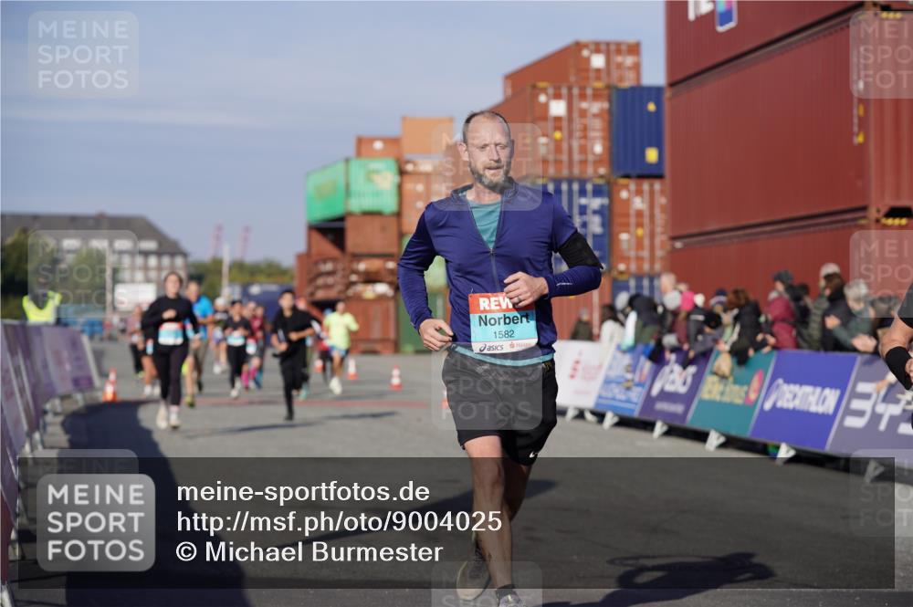 03.10.2025 - Köhlbrandbrückenlauf Michael Burmester http://msf.ph/oto/9004025 03.10.2025 10:06:55 Ziel 1125, 1301, 1412, 1559, 1582, 1680, 2716, 3320, 3585 meine-sportfotos.de