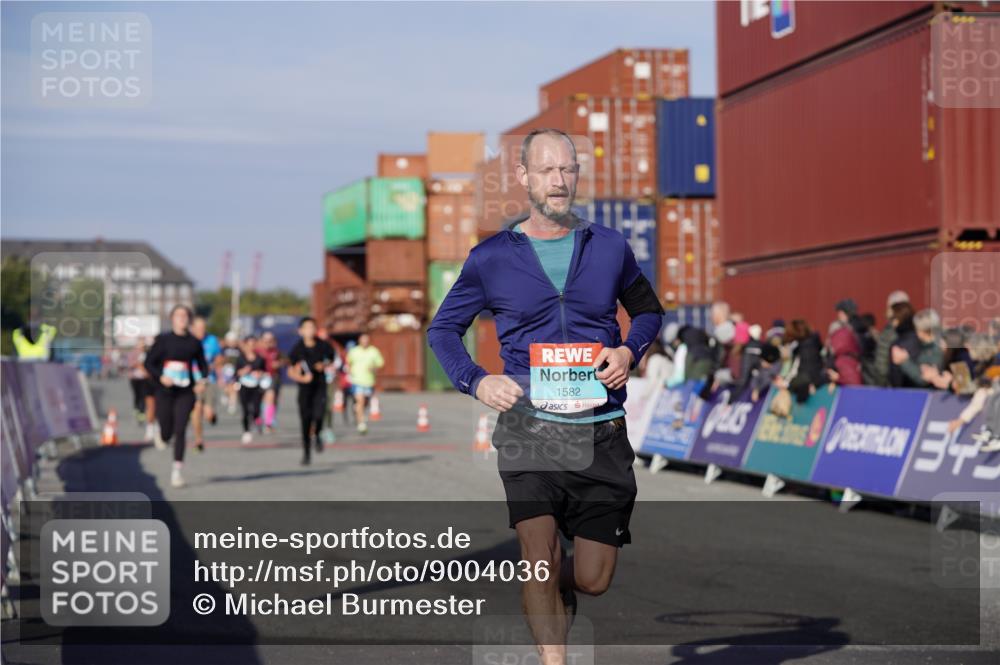 03.10.2025 - Köhlbrandbrückenlauf Michael Burmester http://msf.ph/oto/9004036 03.10.2025 10:06:55 Ziel 1125, 1301, 1412, 1559, 1582, 1680, 2716, 3320, 3585 meine-sportfotos.de