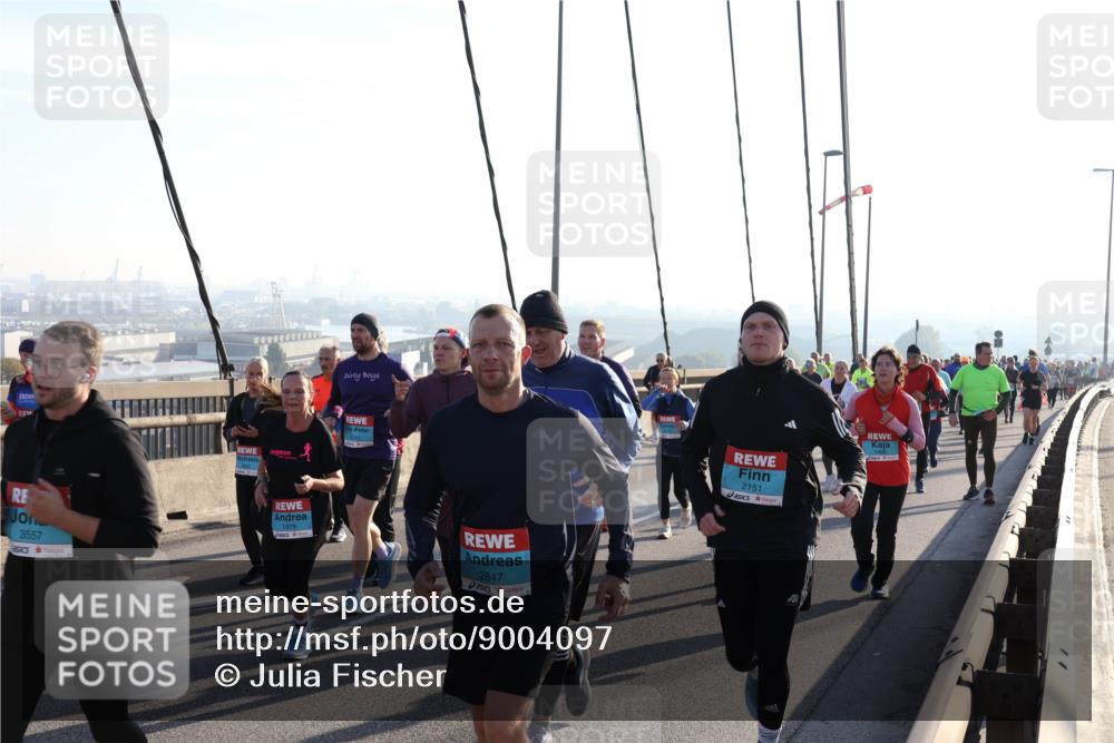 03.10.2025 - Köhlbrandbrückenlauf Julia Fischer http://msf.ph/oto/9004097 03.10.2025 09:31:22 Position 1 3557, 1978, 2847, 2151 meine-sportfotos.de