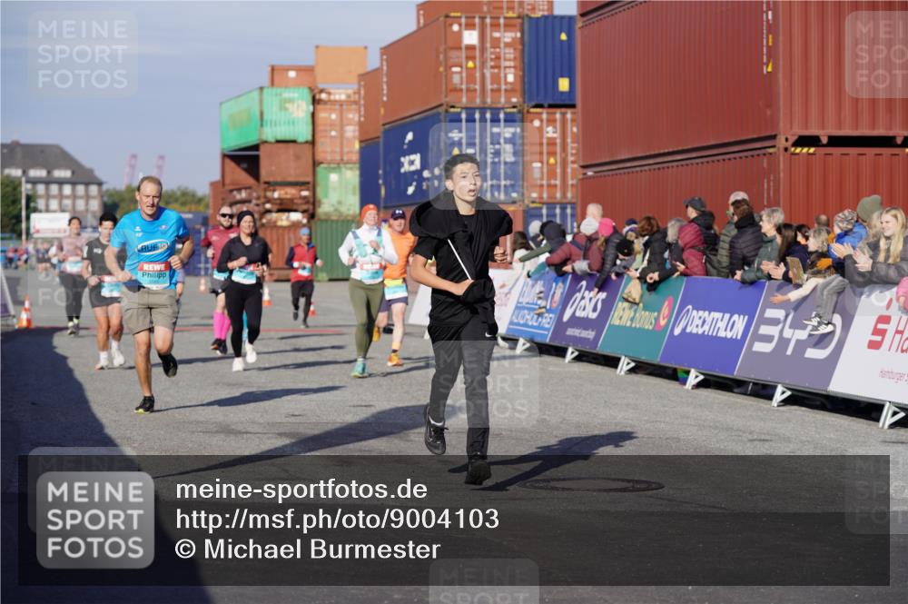 03.10.2025 - Köhlbrandbrückenlauf Michael Burmester http://msf.ph/oto/9004103 03.10.2025 10:06:59 Ziel 1301, 1412, 1496, 1582, 1628, 1730, 2671, 2794, 2981, 2983, 3585 meine-sportfotos.de
