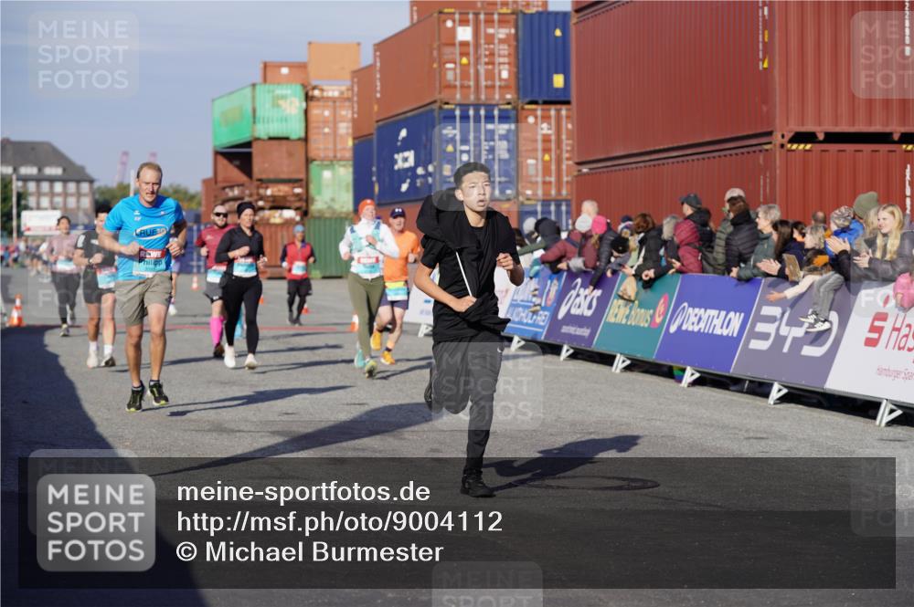 03.10.2025 - Köhlbrandbrückenlauf Michael Burmester http://msf.ph/oto/9004112 03.10.2025 10:07:00 Ziel 1189, 1301, 1412, 1496, 1582, 1628, 1730, 2671, 2794, 2903, 2981, 2983, 3585 meine-sportfotos.de