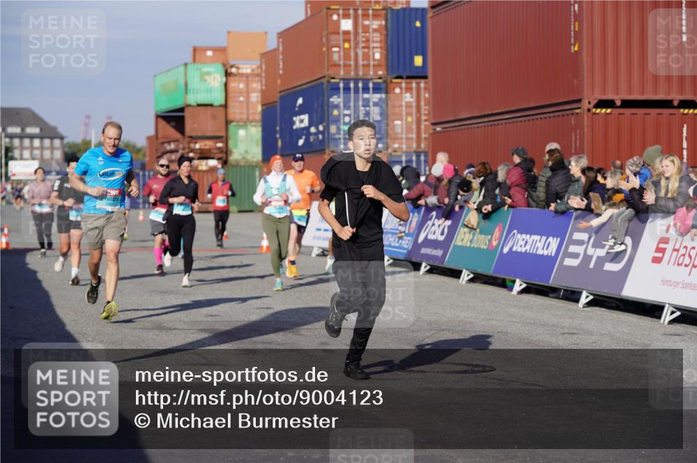 03.10.2025 - Köhlbrandbrückenlauf Michael Burmester http://msf.ph/oto/9004123 03.10.2025 10:07:00 Ziel 1189, 1301, 1412, 1496, 1582, 1628, 1730, 2671, 2794, 2903, 2981, 2983, 3585 meine-sportfotos.de