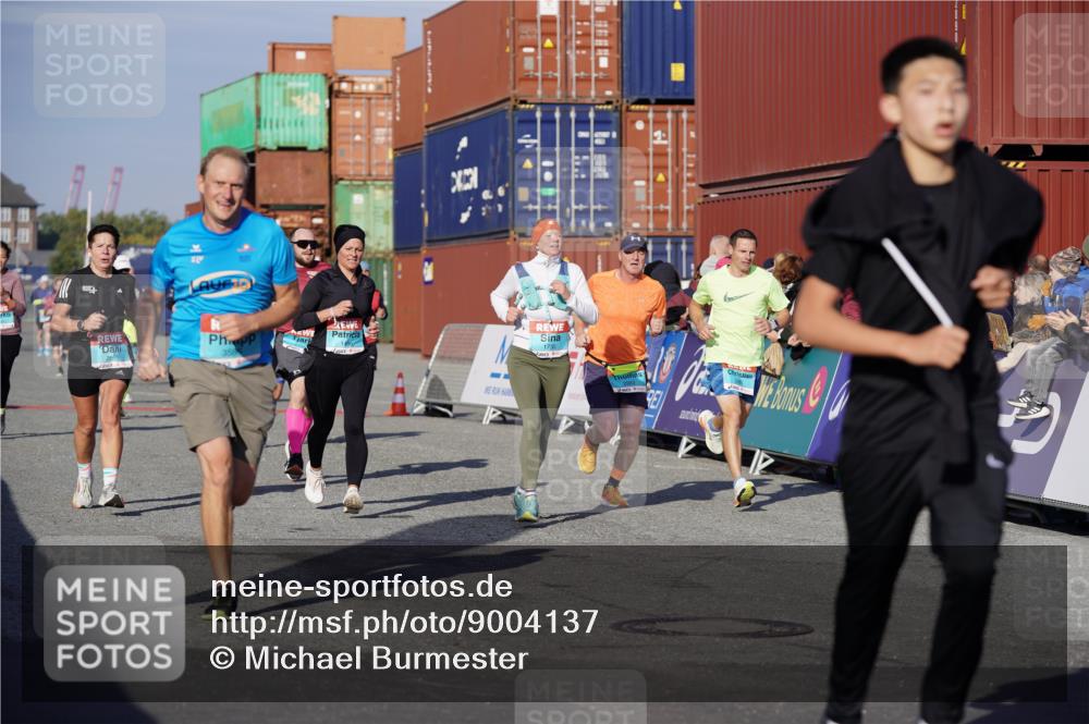 03.10.2025 - Köhlbrandbrückenlauf Michael Burmester http://msf.ph/oto/9004137 03.10.2025 10:07:01 Ziel 1189, 1301, 1412, 1496, 1582, 1628, 1730, 2671, 2794, 2903, 2981, 2983, 3434, 3585 meine-sportfotos.de