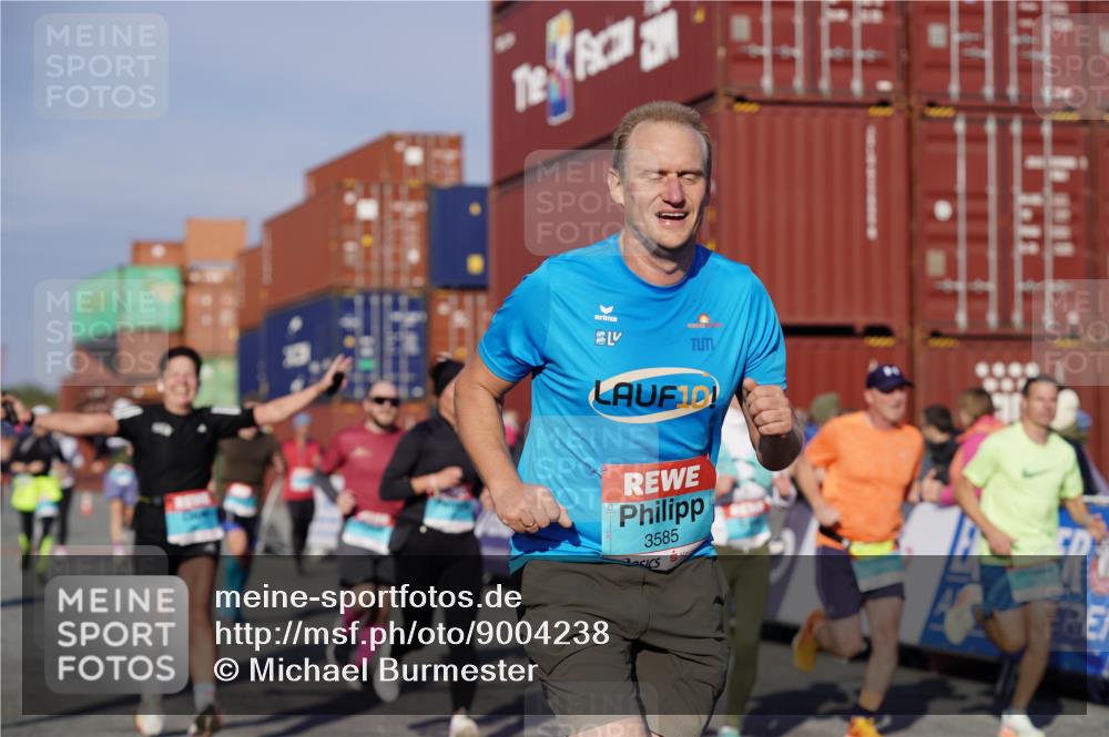 03.10.2025 - Köhlbrandbrückenlauf Michael Burmester http://msf.ph/oto/9004238 03.10.2025 10:07:03 Ziel 1134, 1189, 1301, 1486, 1496, 1519, 1628, 1730, 2671, 2794, 2903, 2981, 2983, 3434, 3585 meine-sportfotos.de