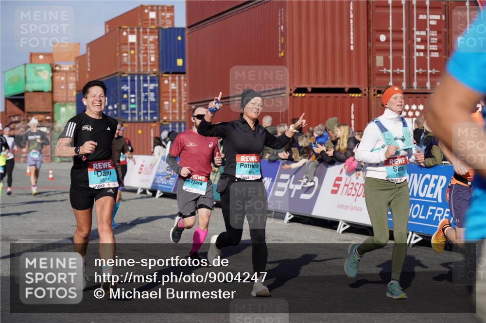 03.10.2025 - Köhlbrandbrückenlauf Michael Burmester http://msf.ph/oto/9004247 03.10.2025 10:07:03 Ziel 1134, 1189, 1301, 1486, 1496, 1519, 1628, 1730, 2671, 2794, 2903, 2981, 2983, 3434, 3585 meine-sportfotos.de