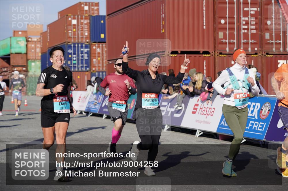 03.10.2025 - Köhlbrandbrückenlauf Michael Burmester http://msf.ph/oto/9004258 03.10.2025 10:07:04 Ziel 1134, 1189, 1301, 1486, 1496, 1519, 1628, 1730, 2671, 2794, 2903, 2981, 2983, 3434, 3585 meine-sportfotos.de
