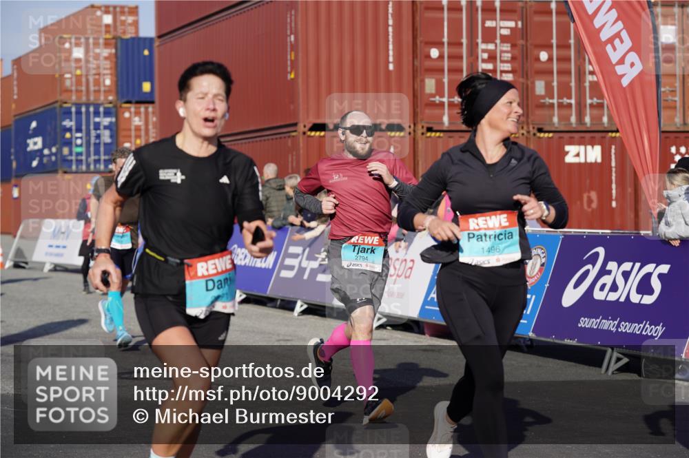 03.10.2025 - Köhlbrandbrückenlauf Michael Burmester http://msf.ph/oto/9004292 03.10.2025 10:07:04 Ziel 1134, 1189, 1301, 1486, 1496, 1519, 1628, 1730, 2671, 2794, 2903, 2981, 2983, 3434, 3585 meine-sportfotos.de