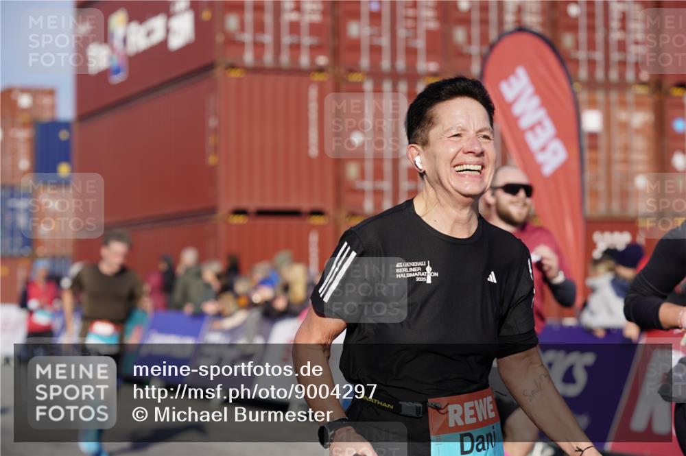 03.10.2025 - Köhlbrandbrückenlauf Michael Burmester http://msf.ph/oto/9004297 03.10.2025 10:07:05 Ziel 1134, 1189, 1301, 1486, 1496, 1519, 1628, 1730, 2671, 2794, 2903, 2981, 2983, 3434, 3585 meine-sportfotos.de