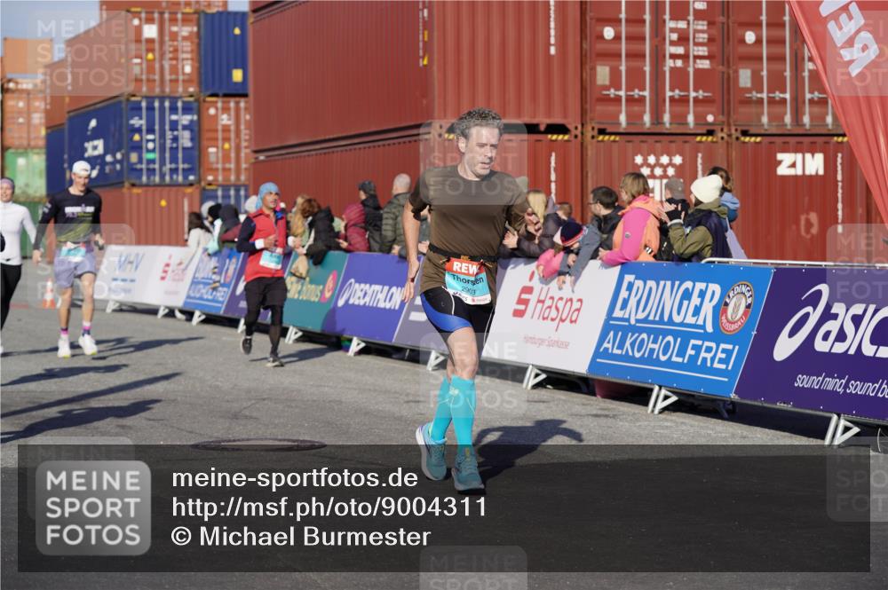 03.10.2025 - Köhlbrandbrückenlauf Michael Burmester http://msf.ph/oto/9004311 03.10.2025 10:07:06 Ziel 1134, 1189, 1208, 1486, 1496, 1519, 1628, 1730, 2671, 2794, 2903, 2981, 2983, 3434, 3585 meine-sportfotos.de