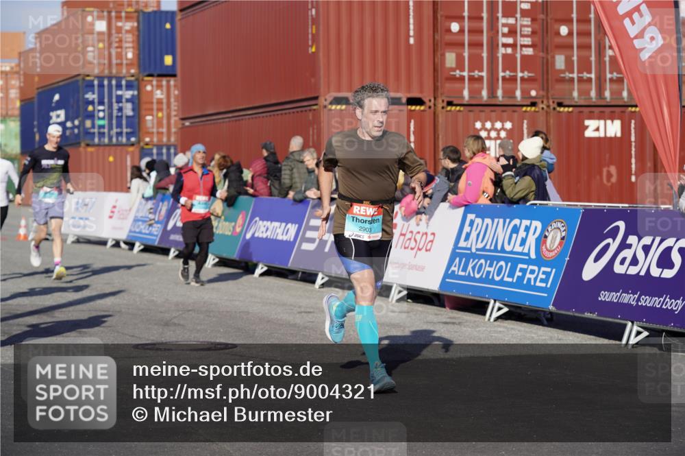 03.10.2025 - Köhlbrandbrückenlauf Michael Burmester http://msf.ph/oto/9004321 03.10.2025 10:07:06 Ziel 1134, 1189, 1208, 1486, 1496, 1519, 1628, 1730, 2671, 2794, 2903, 2981, 2983, 3434, 3585 meine-sportfotos.de