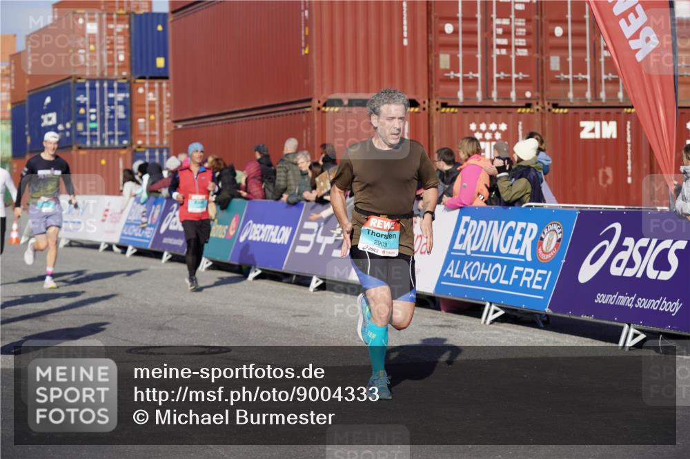 03.10.2025 - Köhlbrandbrückenlauf Michael Burmester http://msf.ph/oto/9004333 03.10.2025 10:07:06 Ziel 1134, 1189, 1208, 1486, 1496, 1519, 1628, 1730, 2671, 2794, 2903, 2981, 2983, 3434, 3585 meine-sportfotos.de