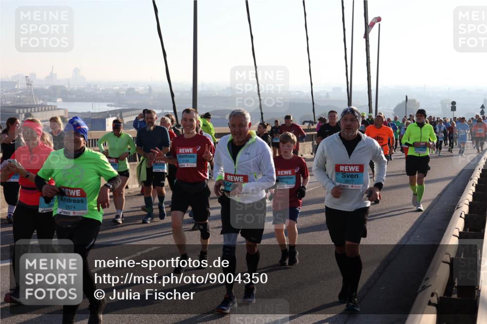 03.10.2025 - Köhlbrandbrückenlauf Julia Fischer http://msf.ph/oto/9004350 03.10.2025 09:32:27 Position 1 2674, 2139, 2141, 3677 meine-sportfotos.de