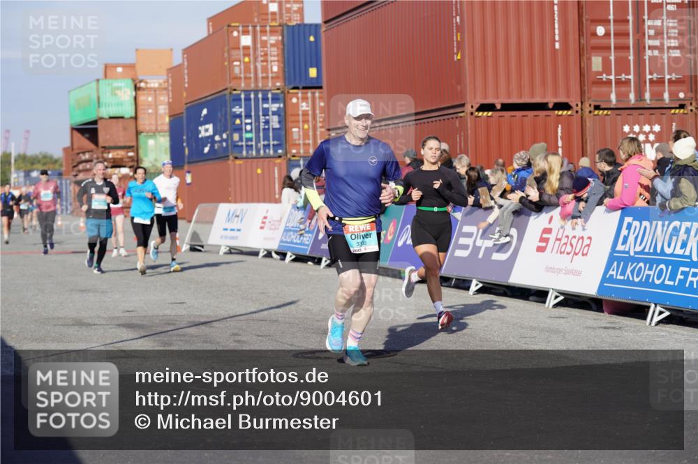 03.10.2025 - Köhlbrandbrückenlauf Michael Burmester http://msf.ph/oto/9004601 03.10.2025 10:07:19 Ziel 1148, 1410, 2696, 2761, 3300, 3425, 3426, 3603 meine-sportfotos.de