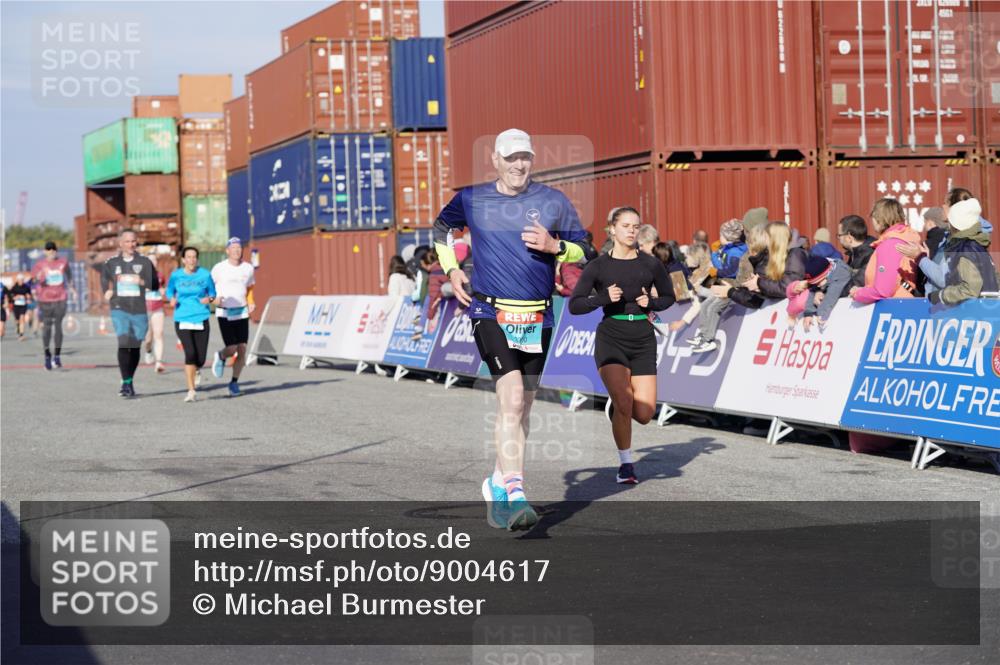 03.10.2025 - Köhlbrandbrückenlauf Michael Burmester http://msf.ph/oto/9004617 03.10.2025 10:07:19 Ziel 1148, 1410, 2696, 2761, 3300, 3425, 3426, 3603 meine-sportfotos.de