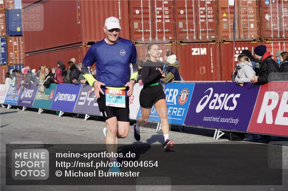 03.10.2025 - Köhlbrandbrückenlauf Michael Burmester http://msf.ph/oto/9004654 03.10.2025 10:07:20 Ziel 1148, 1410, 2696, 2761, 3300, 3425, 3426, 3603 meine-sportfotos.de