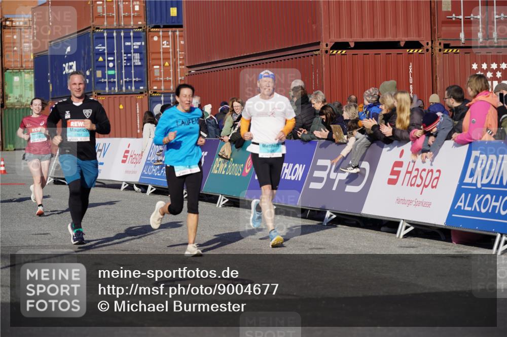 03.10.2025 - Köhlbrandbrückenlauf Michael Burmester http://msf.ph/oto/9004677 03.10.2025 10:07:22 Ziel 1148, 1410, 2696, 2761, 3300, 3425, 3426 meine-sportfotos.de