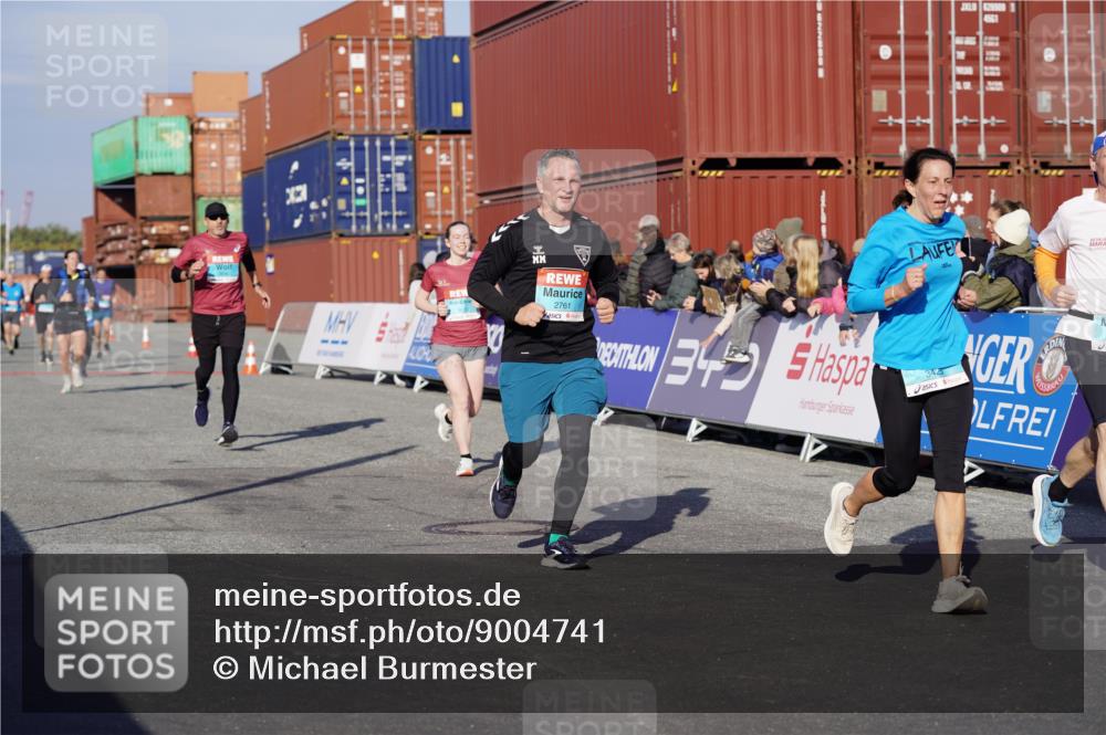 03.10.2025 - Köhlbrandbrückenlauf Michael Burmester http://msf.ph/oto/9004741 03.10.2025 10:07:23 Ziel 1148, 1410, 1774, 2696, 2761, 3300, 3425, 3426 meine-sportfotos.de