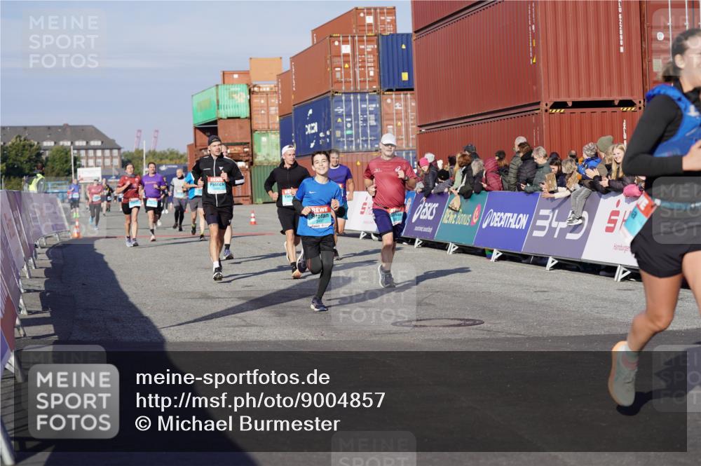 03.10.2025 - Köhlbrandbrückenlauf Michael Burmester http://msf.ph/oto/9004857 03.10.2025 10:07:30 Ziel 1014, 1363, 1410, 1532, 1764, 1774, 1886, 2696, 2807, 2990, 3250, 3497 meine-sportfotos.de