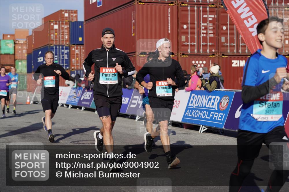 03.10.2025 - Köhlbrandbrückenlauf Michael Burmester http://msf.ph/oto/9004902 03.10.2025 10:07:32 Ziel 1014, 1363, 1378, 1532, 1764, 1774, 1886, 2807, 2990, 3250, 3497 meine-sportfotos.de