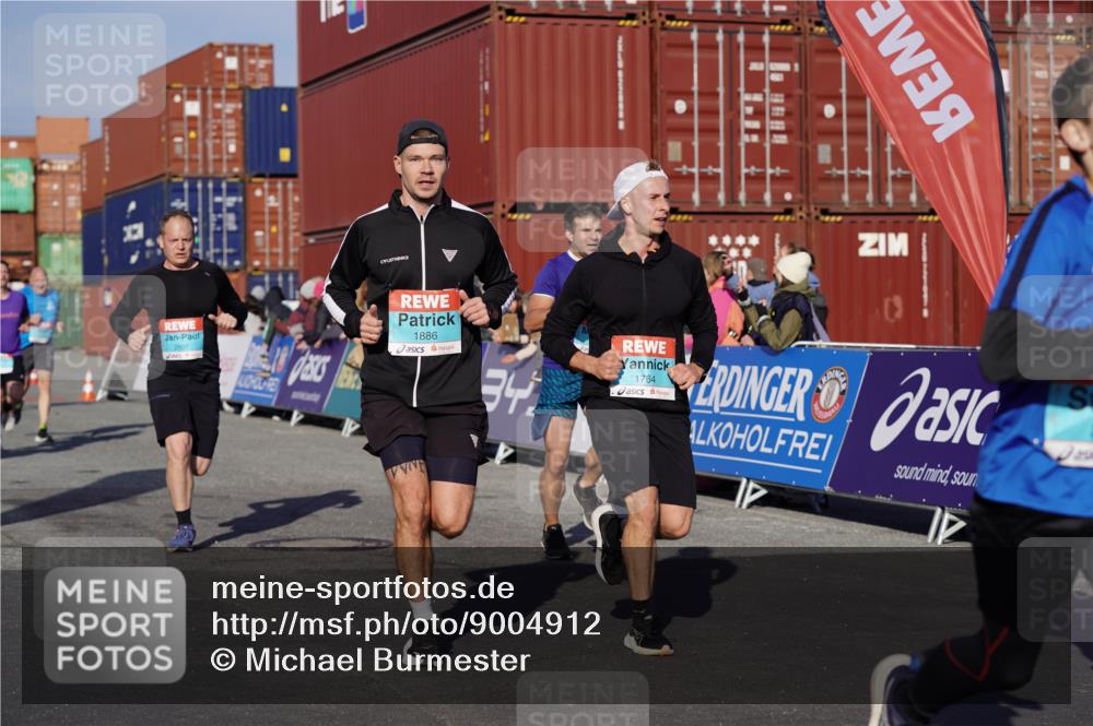 03.10.2025 - Köhlbrandbrückenlauf Michael Burmester http://msf.ph/oto/9004912 03.10.2025 10:07:33 Ziel 1014, 1363, 1377, 1378, 1532, 1764, 1774, 1886, 2807, 2990, 3250, 3497 meine-sportfotos.de