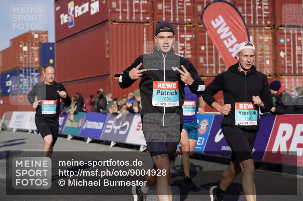 03.10.2025 - Köhlbrandbrückenlauf Michael Burmester http://msf.ph/oto/9004928 03.10.2025 10:07:33 Ziel 1014, 1363, 1377, 1378, 1532, 1764, 1774, 1886, 2807, 2990, 3250, 3497 meine-sportfotos.de