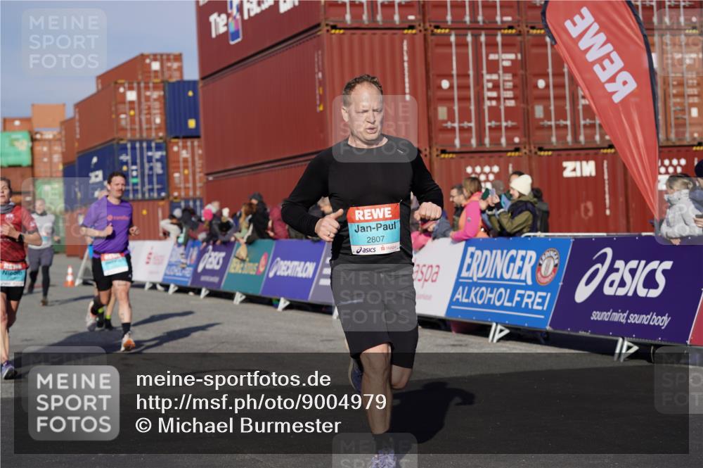 03.10.2025 - Köhlbrandbrückenlauf Michael Burmester http://msf.ph/oto/9004979 03.10.2025 10:07:34 Ziel 1014, 1363, 1377, 1378, 1384, 1532, 1764, 1774, 1886, 2807, 2814, 2990, 3250, 3497 meine-sportfotos.de