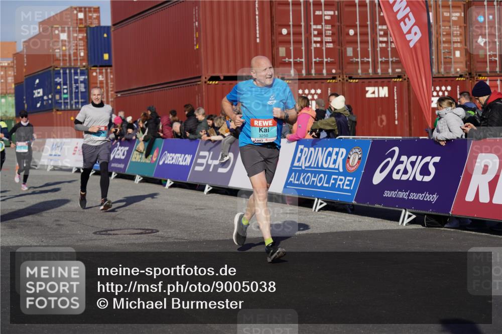 03.10.2025 - Köhlbrandbrückenlauf Michael Burmester http://msf.ph/oto/9005038 03.10.2025 10:07:37 Ziel 1014, 1363, 1377, 1378, 1384, 1532, 1764, 1886, 2807, 2814, 2990, 3250 meine-sportfotos.de