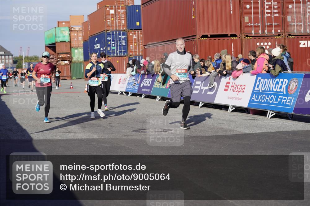 03.10.2025 - Köhlbrandbrückenlauf Michael Burmester http://msf.ph/oto/9005064 03.10.2025 10:07:38 Ziel 1014, 1363, 1377, 1378, 1384, 1532, 1764, 1886, 2807, 2814, 2990, 3250 meine-sportfotos.de