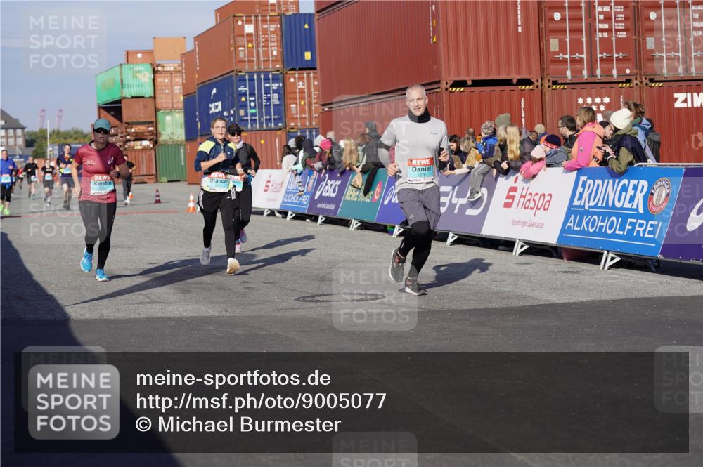 03.10.2025 - Köhlbrandbrückenlauf Michael Burmester http://msf.ph/oto/9005077 03.10.2025 10:07:38 Ziel 1014, 1363, 1377, 1378, 1384, 1532, 1764, 1886, 2807, 2814, 2990, 3250 meine-sportfotos.de
