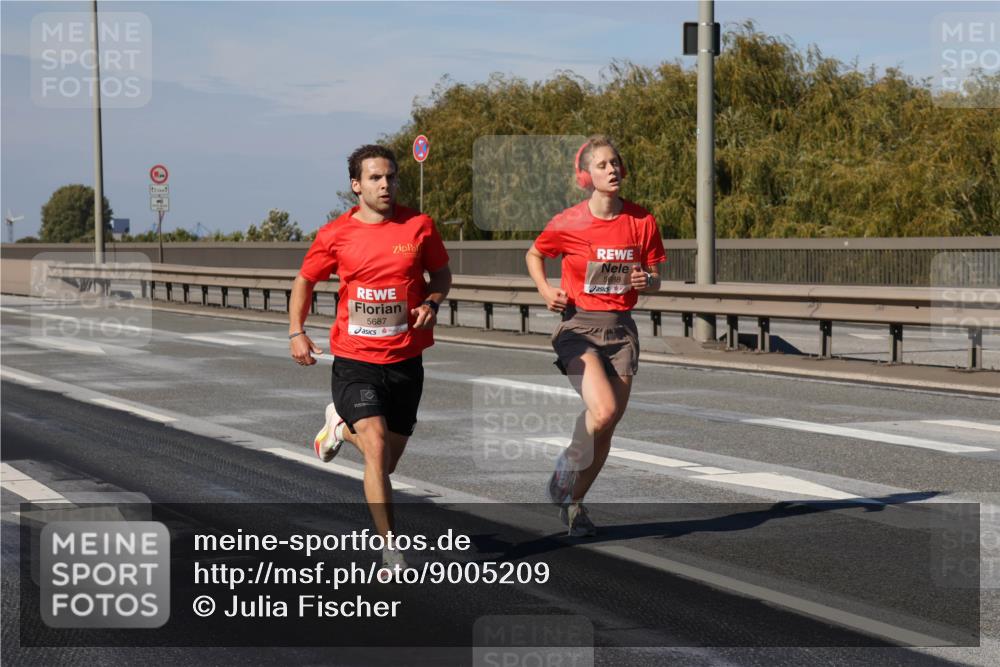 03.10.2025 - Köhlbrandbrückenlauf Julia Fischer http://msf.ph/oto/9005209 03.10.2025 12:39:01 Position 3 5687, 5688 meine-sportfotos.de