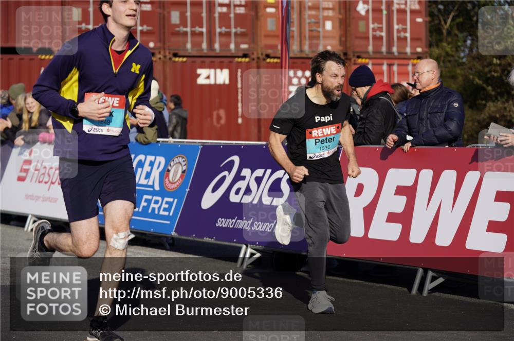 03.10.2025 - Köhlbrandbrückenlauf Michael Burmester http://msf.ph/oto/9005336 03.10.2025 10:07:47 Ziel 1335, 1336, 1716, 1849, 2733, 3217, 3272, 3683, 3684, 3797 meine-sportfotos.de