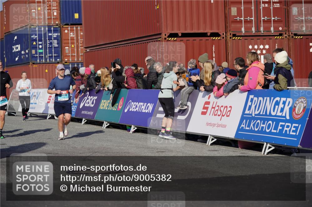 03.10.2025 - Köhlbrandbrückenlauf Michael Burmester http://msf.ph/oto/9005382 03.10.2025 10:07:51 Ziel 1335, 1336, 1395, 1699, 1716, 1849, 2733, 3217, 3272, 3683, 3684, 3797 meine-sportfotos.de