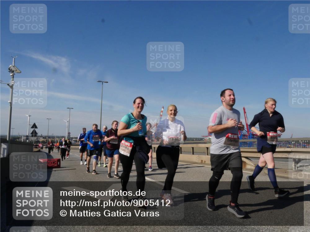 03.10.2025 - Köhlbrandbrückenlauf Matties Gatica Varas http://msf.ph/oto/9005412 03.10.2025 12:59:44 Position 2 6396, 6313 meine-sportfotos.de