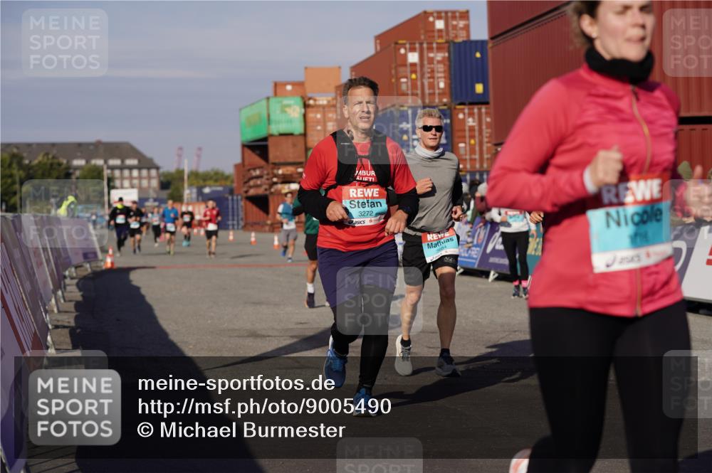 03.10.2025 - Köhlbrandbrückenlauf Michael Burmester http://msf.ph/oto/9005490 03.10.2025 10:07:53 Ziel 1335, 1336, 1395, 1699, 1716, 2733, 3272, 3683, 3684, 3797 meine-sportfotos.de