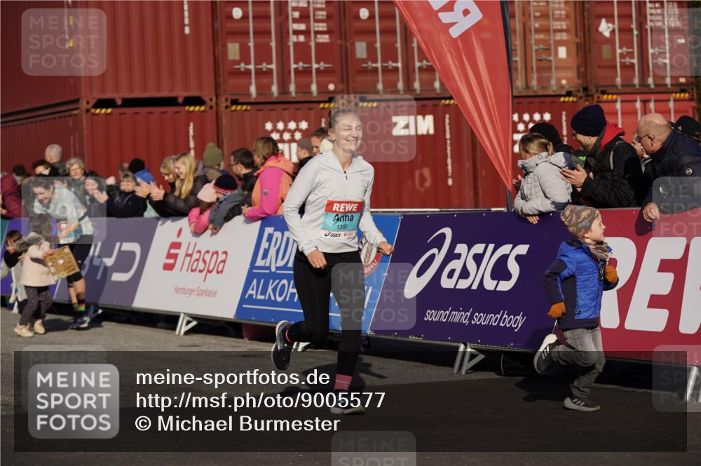 03.10.2025 - Köhlbrandbrückenlauf Michael Burmester http://msf.ph/oto/9005577 03.10.2025 10:07:58 Ziel 1395, 1516, 1699, 1716, 1833, 2733, 3272, 3569, 3683, 3684 meine-sportfotos.de