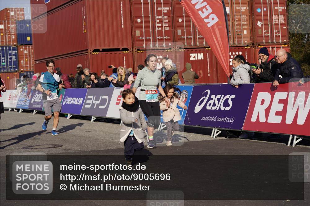 03.10.2025 - Köhlbrandbrückenlauf Michael Burmester http://msf.ph/oto/9005696 03.10.2025 10:08:02 Ziel 1319, 1395, 1516, 1699, 1833, 3569, 3734 meine-sportfotos.de