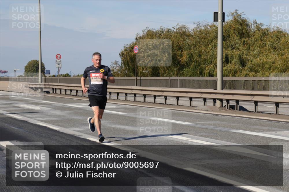 03.10.2025 - Köhlbrandbrückenlauf Julia Fischer http://msf.ph/oto/9005697 03.10.2025 12:41:49 Position 3 12, 5, 1, 5786 meine-sportfotos.de