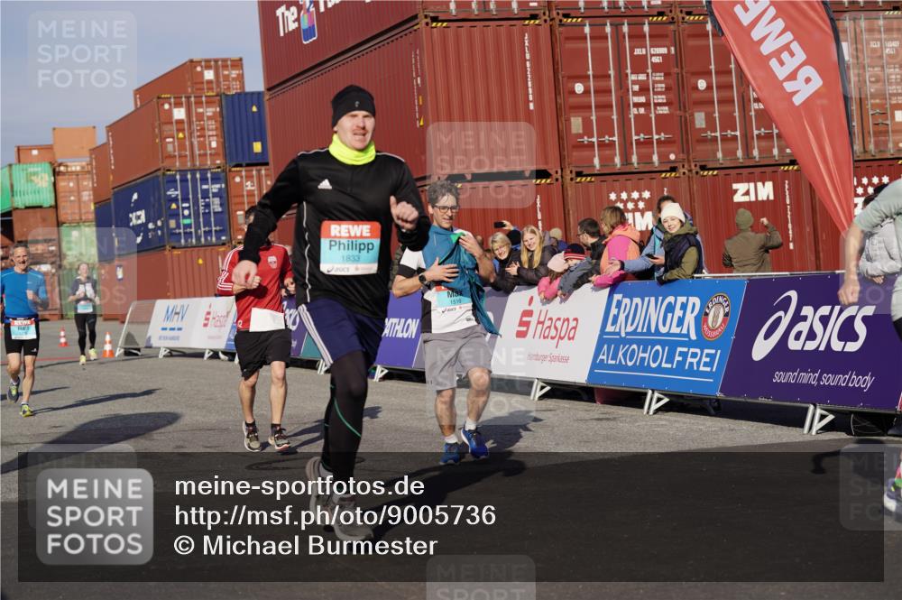 03.10.2025 - Köhlbrandbrückenlauf Michael Burmester http://msf.ph/oto/9005736 03.10.2025 10:08:03 Ziel 1319, 1516, 1833, 3278, 3361, 3362, 3569, 3734 meine-sportfotos.de