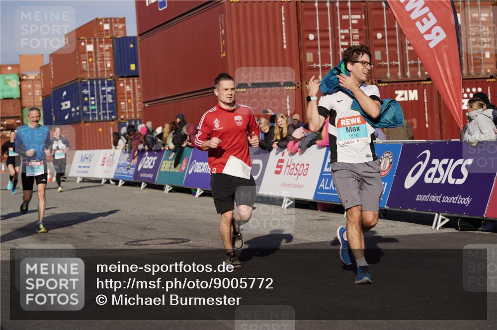 03.10.2025 - Köhlbrandbrückenlauf Michael Burmester http://msf.ph/oto/9005772 03.10.2025 10:08:04 Ziel 1319, 1516, 1833, 3278, 3361, 3362, 3569, 3734 meine-sportfotos.de