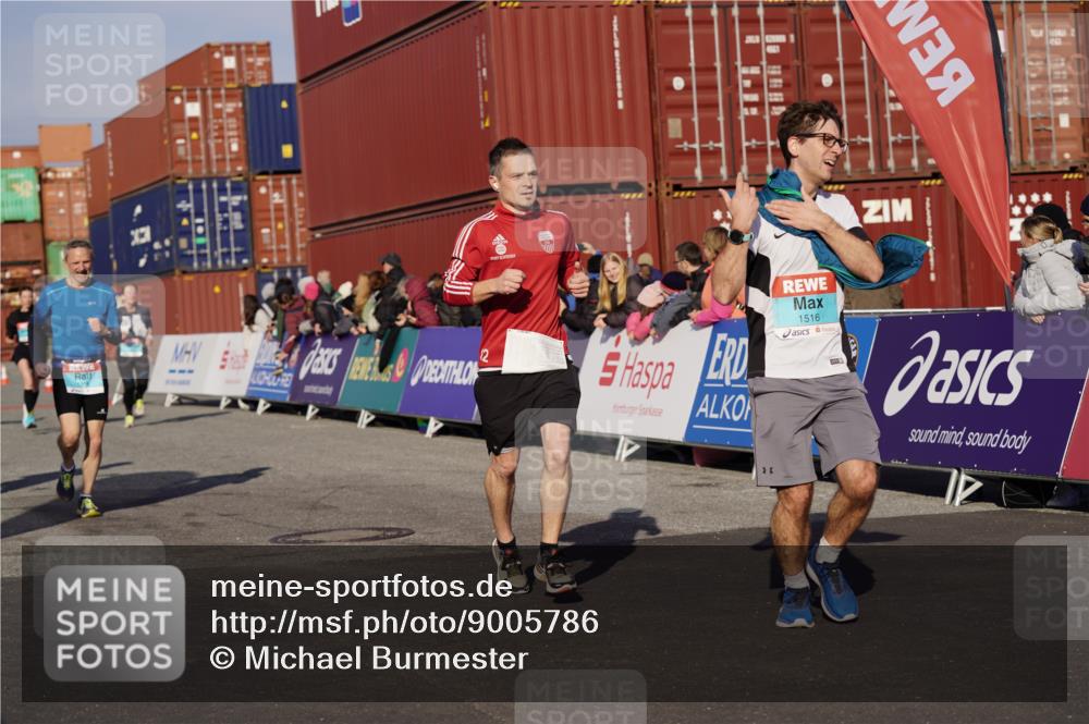 03.10.2025 - Köhlbrandbrückenlauf Michael Burmester http://msf.ph/oto/9005786 03.10.2025 10:08:04 Ziel 1319, 1516, 1833, 3278, 3361, 3362, 3569, 3734 meine-sportfotos.de