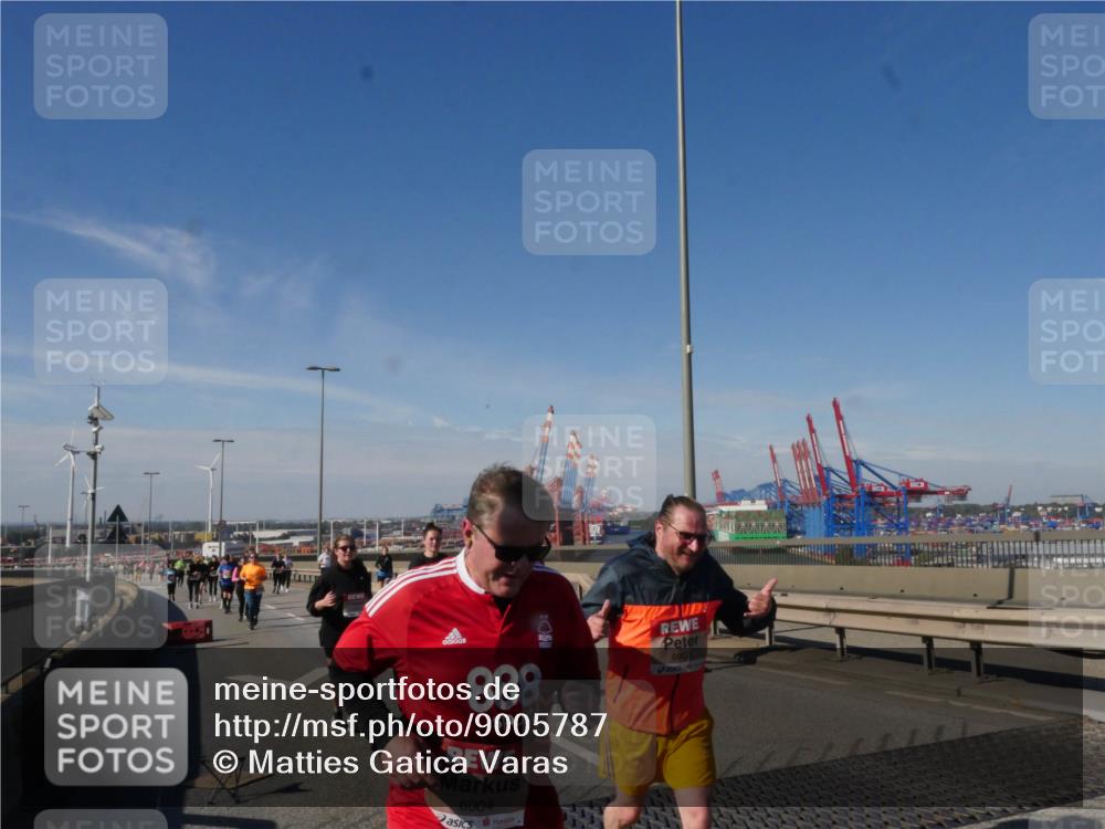 03.10.2025 - Köhlbrandbrückenlauf Matties Gatica Varas http://msf.ph/oto/9005787 03.10.2025 13:00:40 Position 2 888, 6004, 6003 meine-sportfotos.de