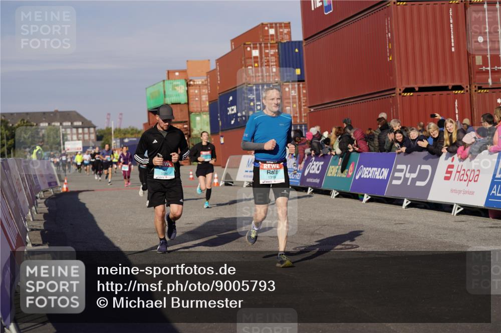03.10.2025 - Köhlbrandbrückenlauf Michael Burmester http://msf.ph/oto/9005793 03.10.2025 10:08:05 Ziel 1319, 1516, 1833, 3278, 3361, 3362, 3569, 3734 meine-sportfotos.de